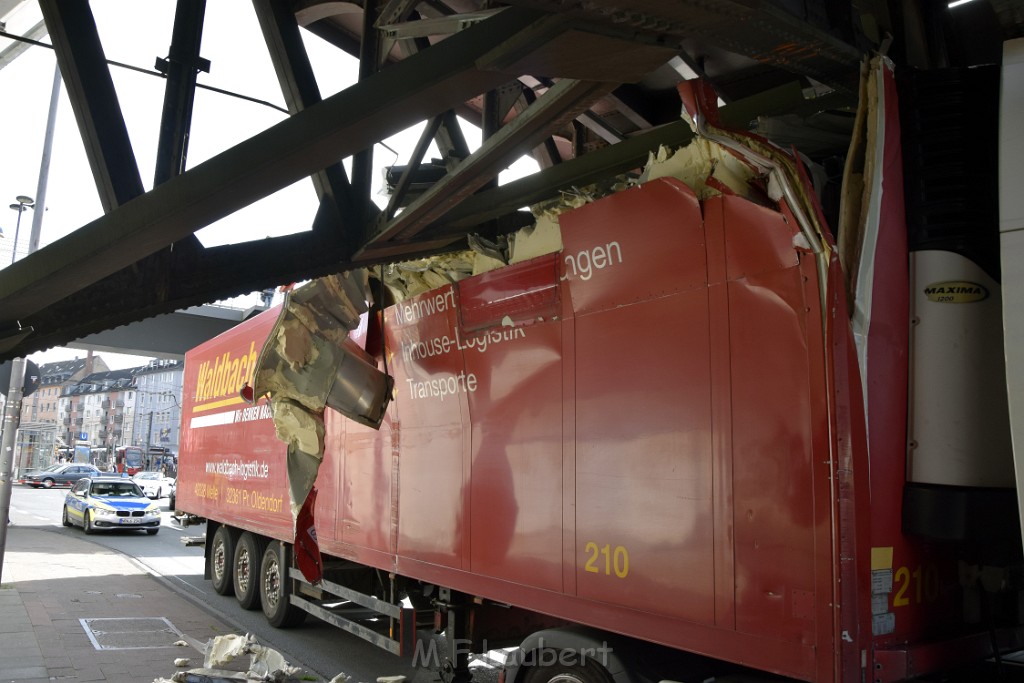 LKW blieb unter Bruecke haengen Koeln Deutz Opladenerstr Deutz Muelheimerstr P005.JPG - Miklos Laubert